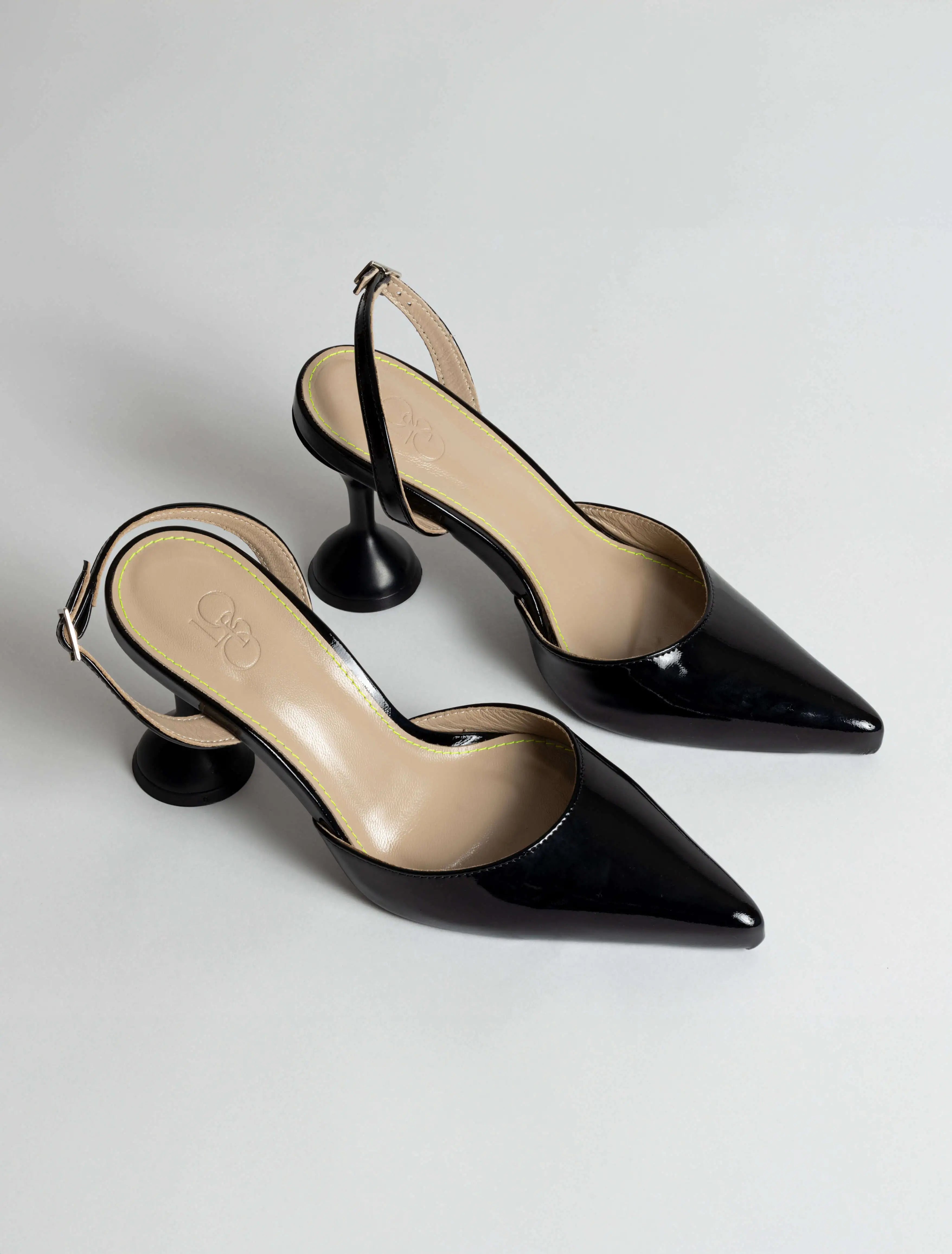 Praia Pump in Patent Black