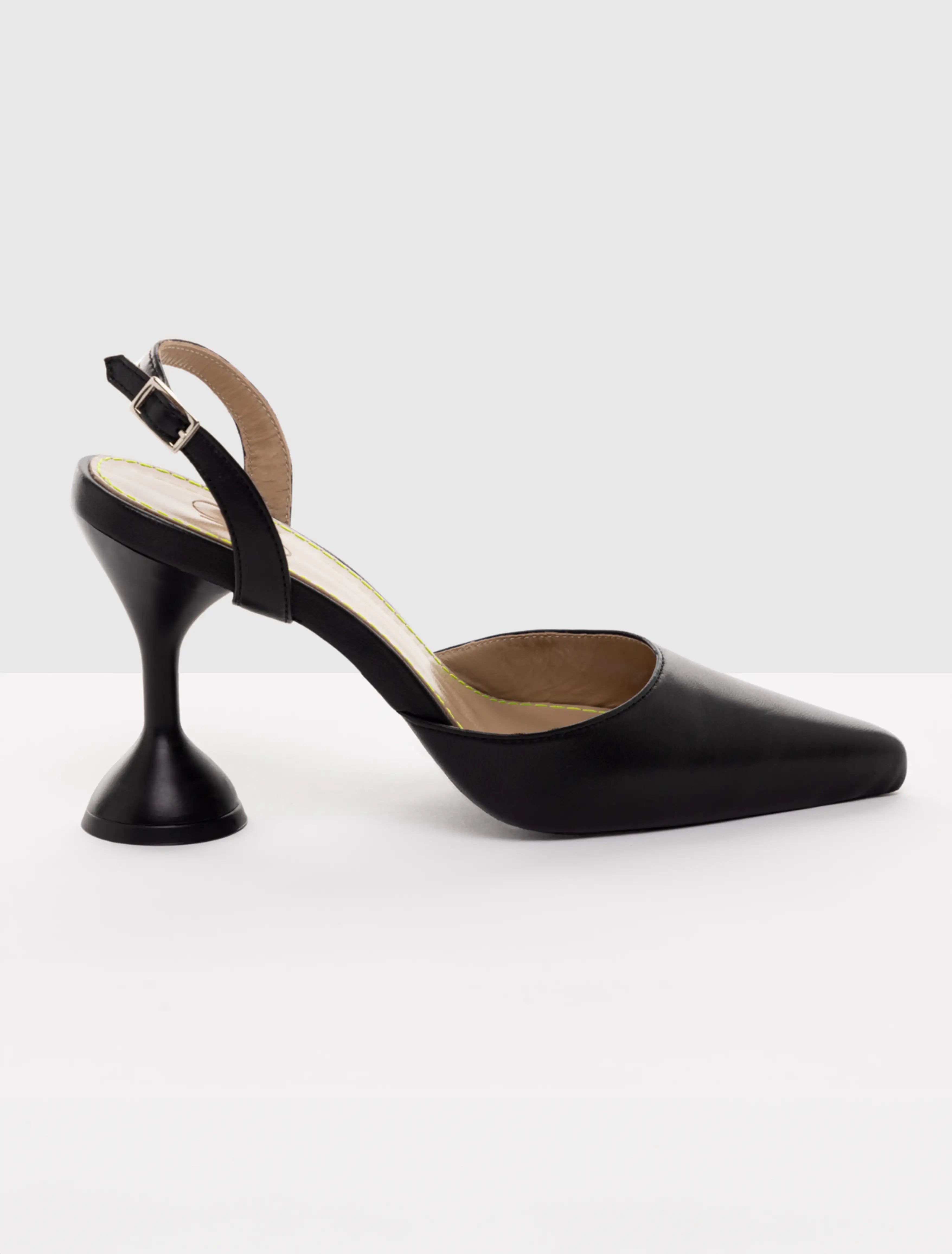 Praia Pump in Black